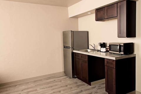 Deluxe Studio Suite, 1 King Bed, Non Smoking (Refrigerator) | In-room safe, desk, laptop workspace, iron/ironing board