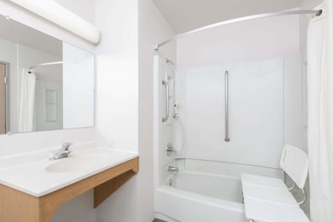 Room, 1 Queen Bed, Accessible, Non Smoking (Mobility) | Bathroom | Combined shower/tub, free toiletries, hair dryer, towels