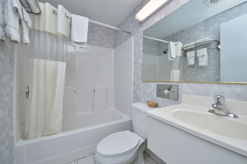 Combined shower/tub, free toiletries, hair dryer, towels