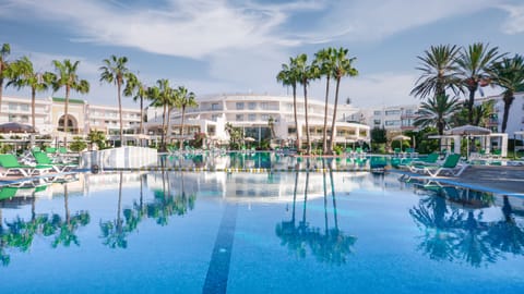 Outdoor pool, pool umbrellas, sun loungers