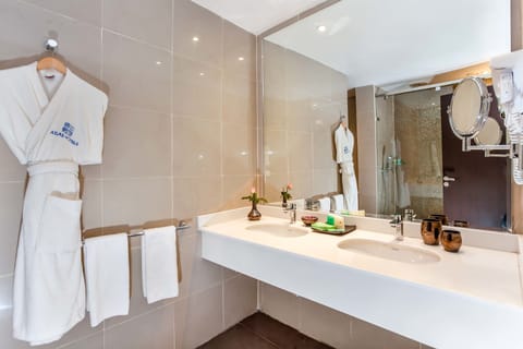 Family Double Room, Pool View | Bathroom | Combined shower/tub, free toiletries, towels