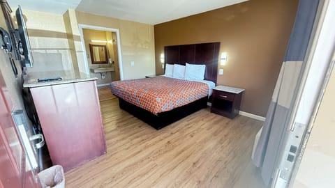 Standard Room, 1 King Bed, Roll-in Shower | Desk, free WiFi, bed sheets