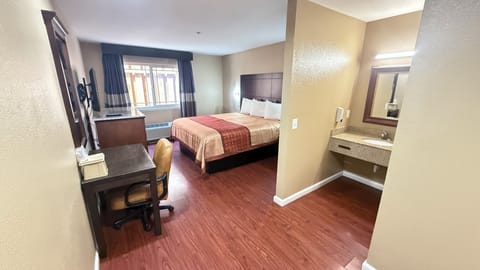 Standard Room, 1 King Bed | Desk, free WiFi, bed sheets