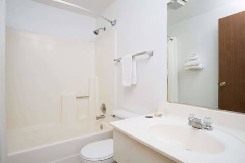 Combined shower/tub, free toiletries, hair dryer, towels