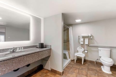 Standard Queen, 2 Queen Beds, Roll-In Shower, Accessible, Non Smoking, 1st floor | Bathroom | Free toiletries, hair dryer, towels