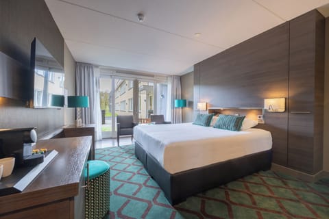 Superior Double or Twin Room, Bubble Bath | Pillowtop beds, in-room safe, desk, laptop workspace