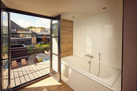 Wellness Junior Suite | Bathroom | Free toiletries, hair dryer, heated floors, towels