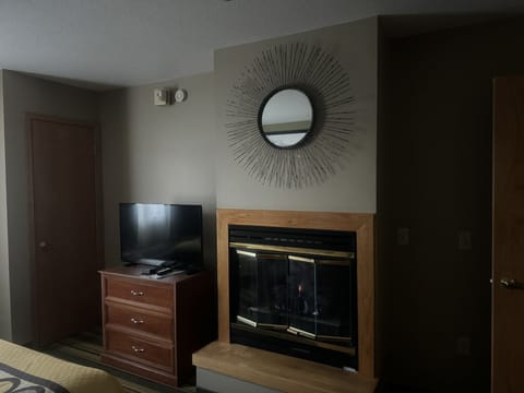 Suite, 1 Bedroom, Non Smoking (1 King Bed) | In-room safe, individually decorated, individually furnished, desk