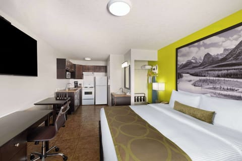 Deluxe Room, 1 King Bed, Non Smoking | Desk, rollaway beds, free WiFi, bed sheets