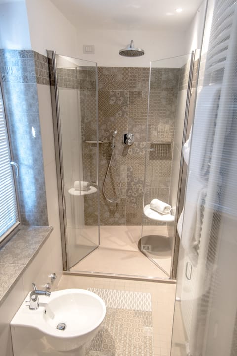 Deluxe Double Room | Bathroom shower