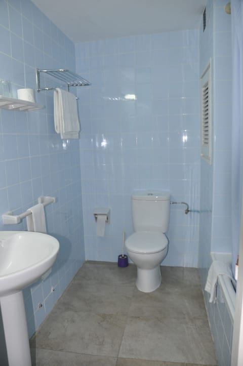 Single Room, Private Bathroom | Bathroom | Free toiletries, hair dryer, towels