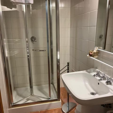 Classic Double Room | Bathroom | Hair dryer, towels, soap, shampoo