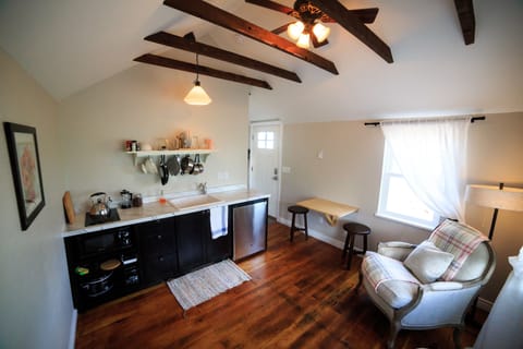 Premium Cottage, 1 Bedroom, Kitchen, Mountain View (Pet Free) | Soundproofing, iron/ironing board, free WiFi, bed sheets