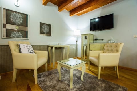 Master Suite | Living area | 32-inch LED TV with digital channels, Smart TV