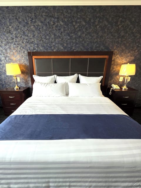 Double Room, 1 King Bed | Premium bedding, in-room safe, desk, laptop workspace