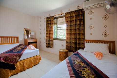 Standard Twin Room | Minibar, in-room safe, desk, blackout drapes