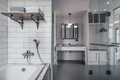 One Bedroom Suite (Free Airport Drop Off) | Bathroom | Shower, free toiletries, hair dryer, slippers