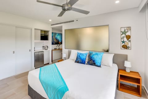 Deluxe Studio, 1 Bedroom, Partial Ocean View | Premium bedding, pillowtop beds, iron/ironing board, cribs/infant beds