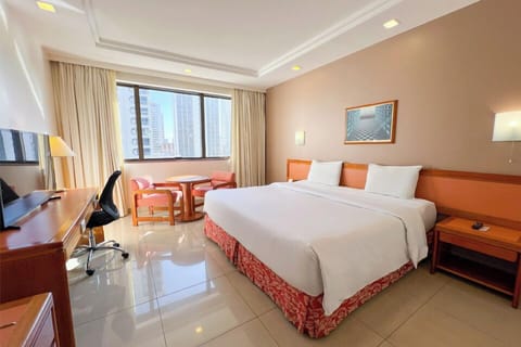 Standard Double Room | Minibar, in-room safe, blackout drapes, soundproofing