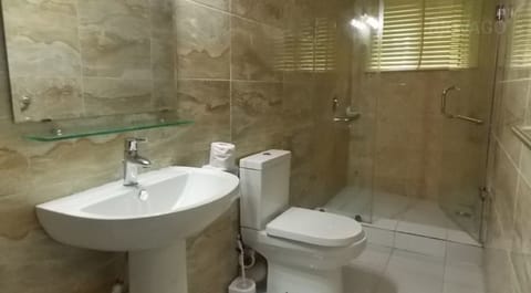 Standard Room, City View | Bathroom | Combined shower/tub