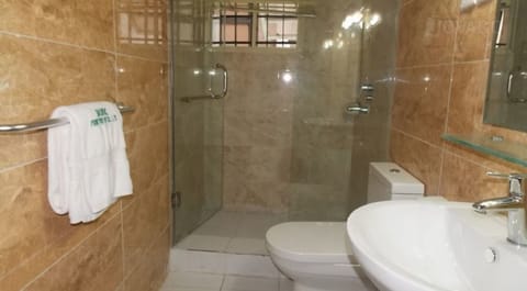 Combined shower/tub