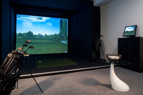 Indoor golf driving range