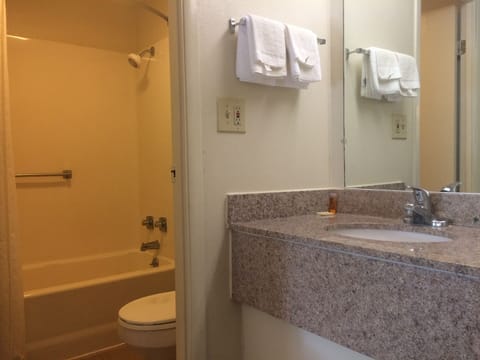 Combined shower/tub, free toiletries, towels