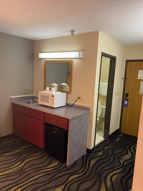 Executive Suite, 1 King Bed, Non Smoking | In-room safe, blackout drapes, iron/ironing board, free rollaway beds