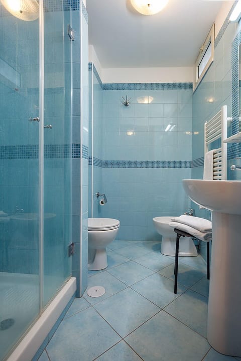 Quadruple Room | Bathroom | Shower, free toiletries, hair dryer, bidet