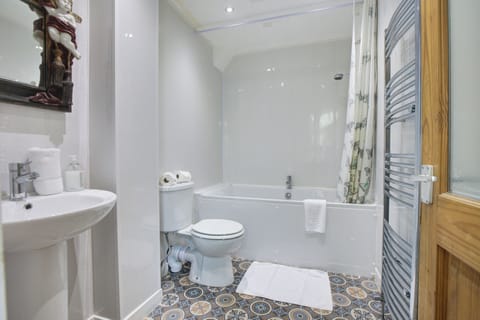 Classic Apartment | Bathroom | Shower, free toiletries, towels