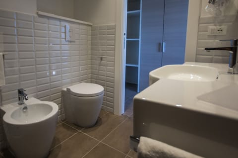 Deluxe Double Room | Bathroom | Rainfall showerhead, free toiletries, hair dryer, bidet