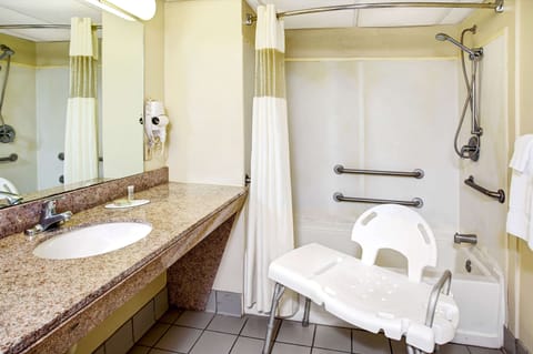 Combined shower/tub, free toiletries, hair dryer, towels