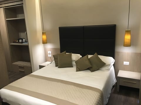 Junior Suite | In-room safe, desk, bed sheets