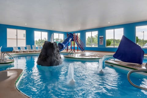 Indoor pool, sun loungers