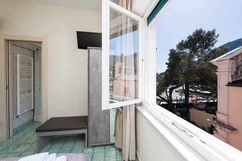 Economy Double Room | Premium bedding, down comforters, pillowtop beds, minibar
