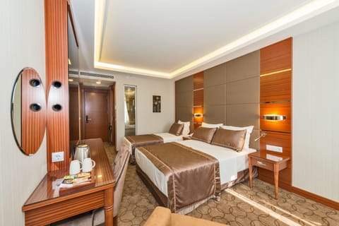 Triple Room | Premium bedding, minibar, in-room safe, desk