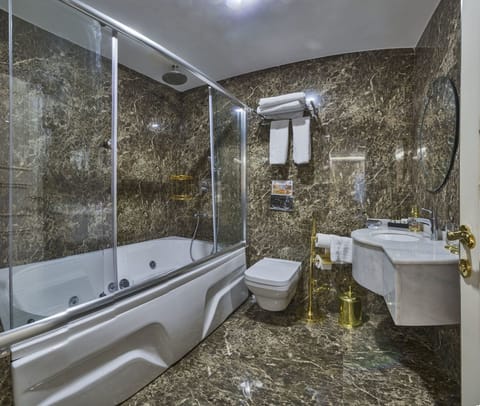 Suite | Bathroom | Shower, free toiletries, hair dryer, slippers