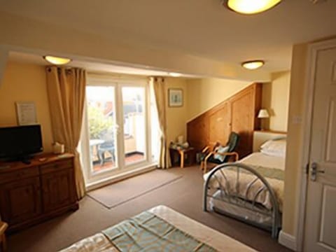 Family Room, Ensuite, Sea View (Balcony) | Desk, iron/ironing board, free WiFi, bed sheets