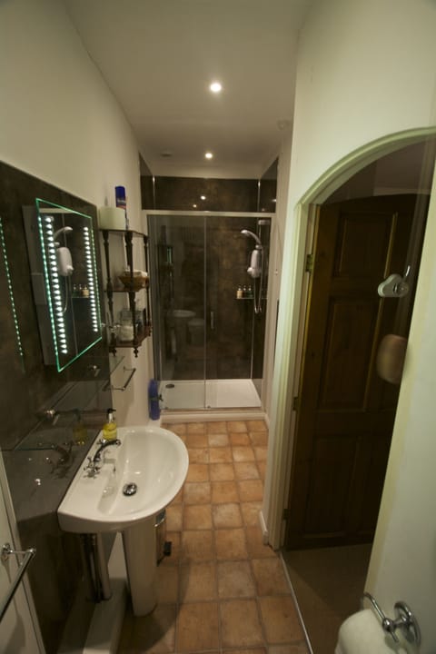 Superior Double Room | Bathroom | Free toiletries, hair dryer, bathrobes, towels