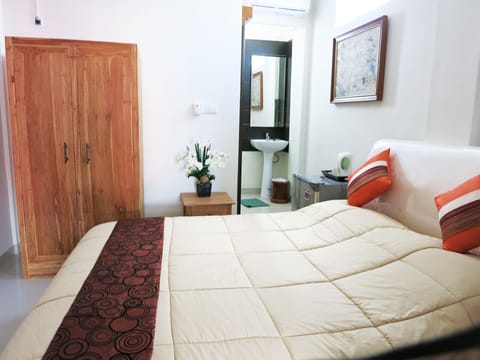 Deluxe Room | 1 bedroom, premium bedding, in-room safe, desk