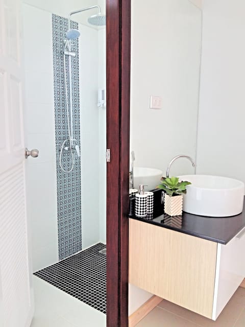 Superior Double Room | Bathroom | Shower, free toiletries, hair dryer, bidet