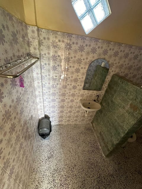 Combined shower/tub, free toiletries, bidet, towels