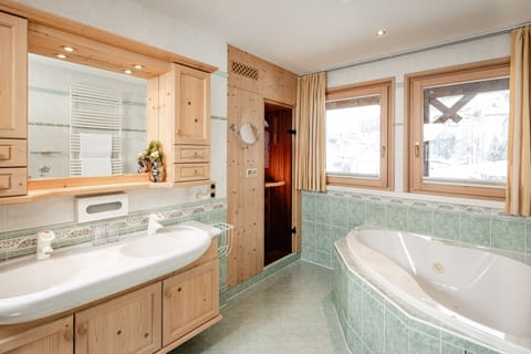 Deluxe Suite | Bathroom | Free toiletries, hair dryer, bathrobes, slippers