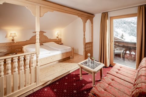 Deluxe Suite | Egyptian cotton sheets, premium bedding, down comforters, minibar