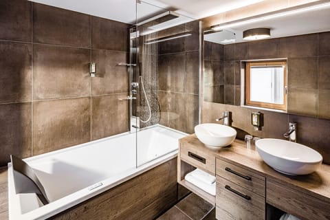Deluxe Suite | Bathroom | Free toiletries, hair dryer, bathrobes, slippers