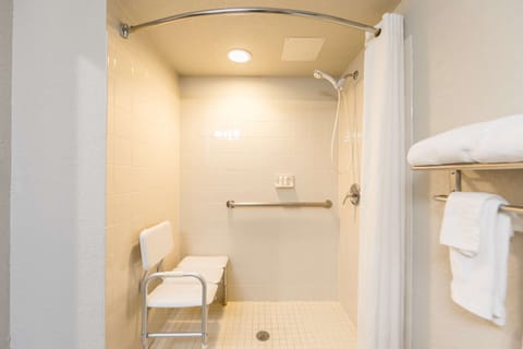 Combined shower/tub, free toiletries, hair dryer, towels