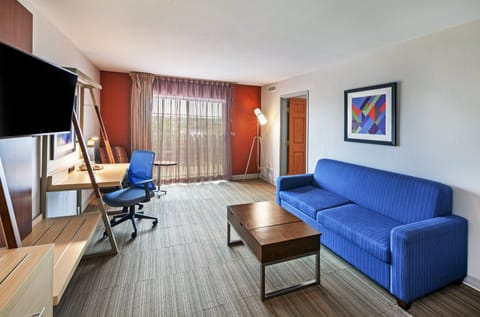 Suite, 1 Bedroom | Hypo-allergenic bedding, in-room safe, desk, blackout drapes