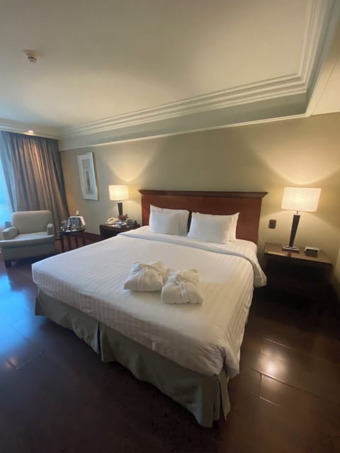 Executive Room, 1 King Bed, Hot Tub, Corner | Egyptian cotton sheets, premium bedding, down comforters, pillowtop beds