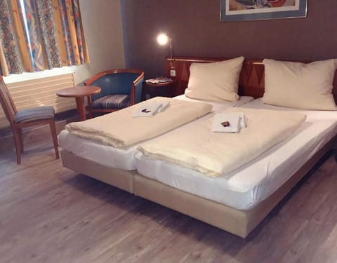 Premium bedding, in-room safe, free WiFi, bed sheets