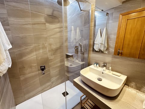 Standard Double or Twin Room | Bathroom | Rainfall showerhead, free toiletries, hair dryer, towels